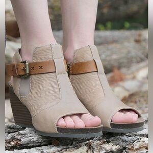 OTBT Arcadian peeptoe slingback sandals Pecan / tan Size 10